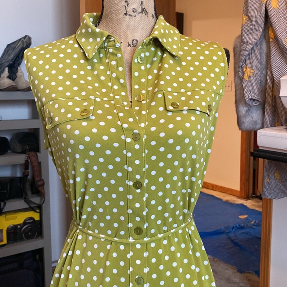 Green Pok-a-dotted dress - Picture 2 of 4
